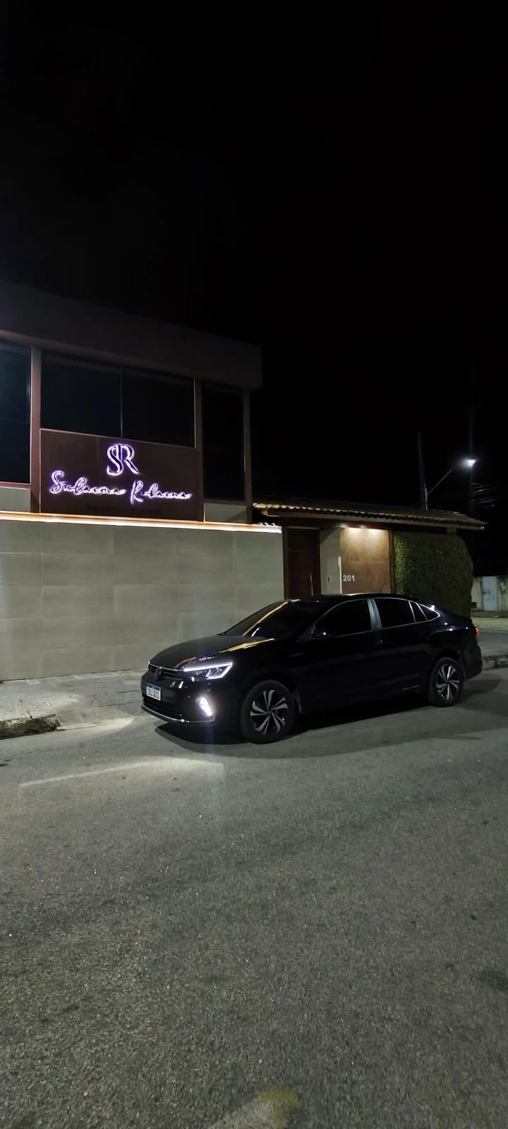Sedan preto em atendimento noturno
