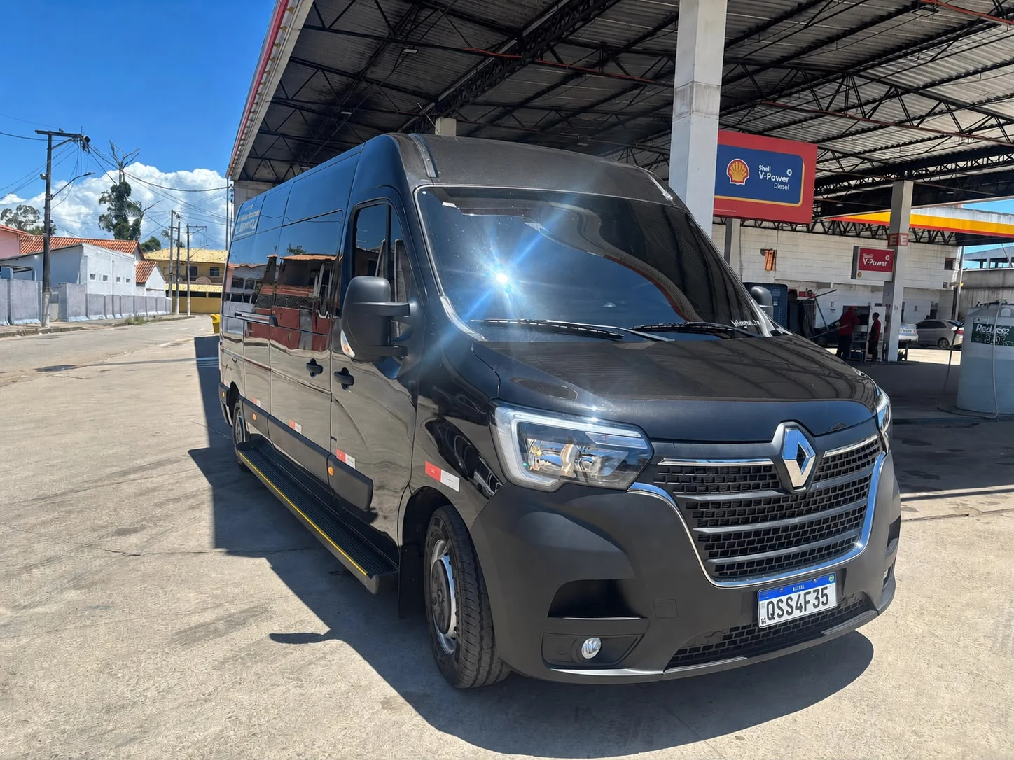 Van Renault preta em posto de combustível