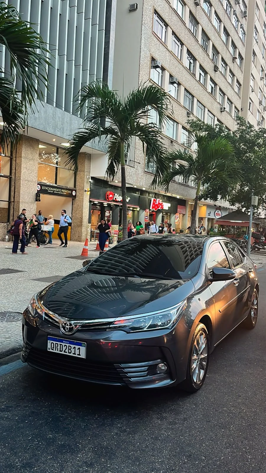Sedan cinza em área urbana