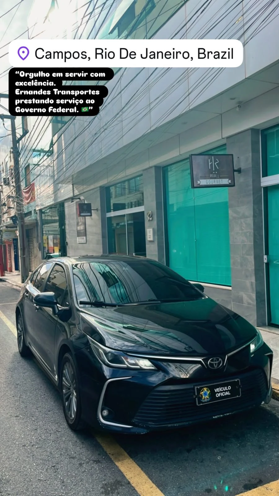 Sedan preto oficial em via urbana