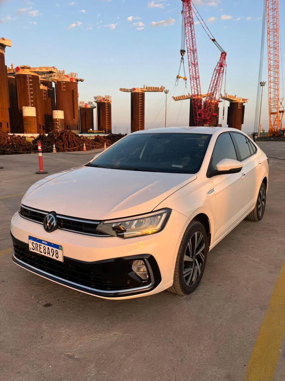 Carro branco em área offshore