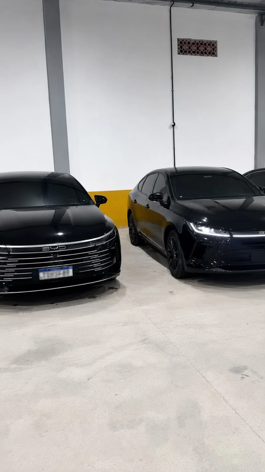 Dois veículos pretos em garagem